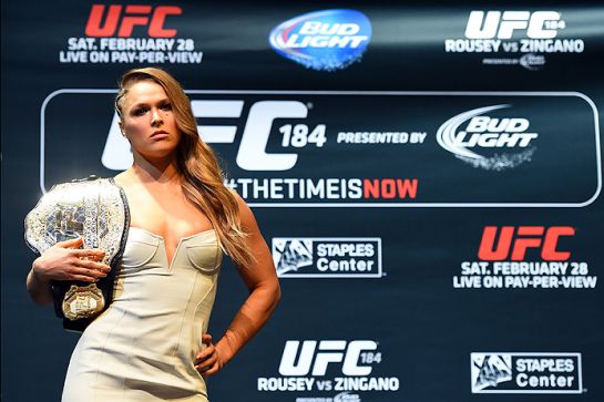 Ronda posa com o cinturão do UFC | Foto: UFC/Divulgação