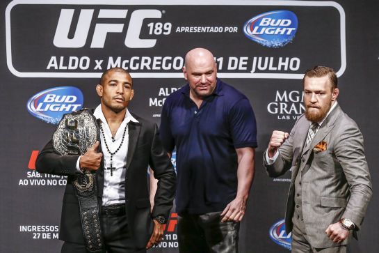 Aldo e McGregor posam para fotos durante a parada da turnê mundial do UFC 189, no Rio de Janeiro | William Lucas / Inovafoto 