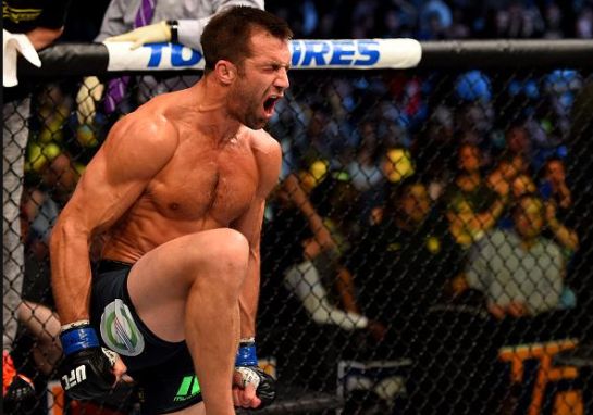 Luke Rockhold conquistou a vitória após estrangulamento | Foto: UFC/Divulgação
