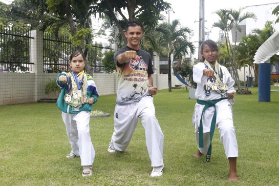 Da esq. para dir.: Laís Nobre (campeã do ranking e bicampeã Cearense), mestre Ronier Gonçalves e Leidijane Castro (campeã Cearense) | Foto: Tatiana Fortes/O POVO