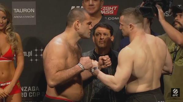Napão e Cro Cop fazem encarada na pesagem do UFC Cracóvia | Foto: reprodução