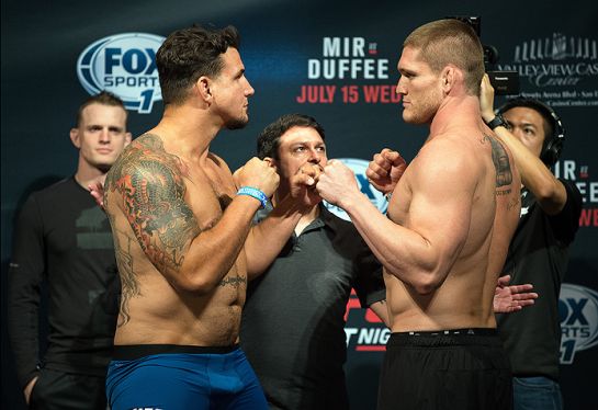 Mir e Duffee se encaram na pesagem do evento | Foto: UFC/Divulgação