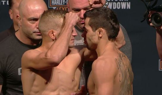 Dillashaw e Barão fazem encarada séria na pesagem | Foto: UFC/Divulgação