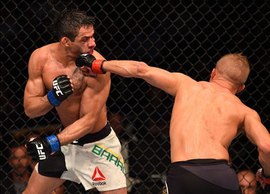 Dillashaw acerta cruzado em Barão | Foto: UFC/Divulgação