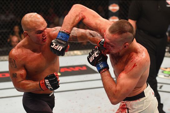 Batalha sangrenta entre Lawler e MacDonald | Foto: UFC/Divulgação