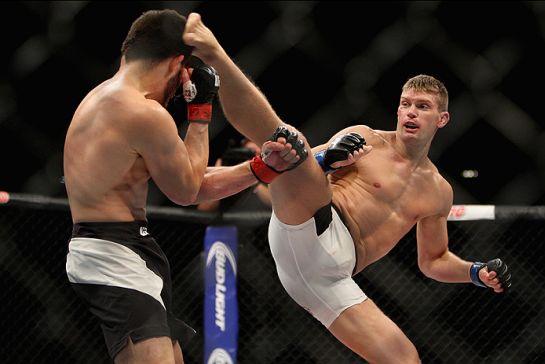 Incrível golpe de Thompson | Foto: UFC/Divulgação