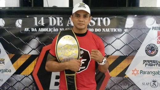 Carlos Índio tem mais de 40 lutas no cartel. Foto: Bruno Balacó/O POVO