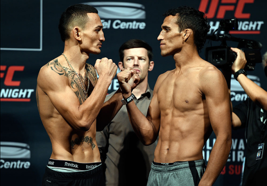 Charles e Holloway na pesagem | Foto: UFC/Divulgação