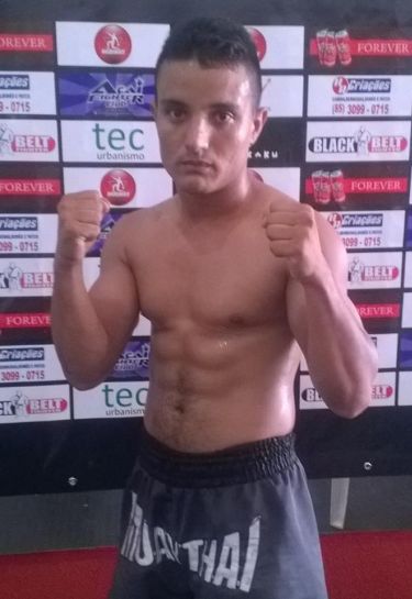 Fernando Germano se divide entre as atividades de porteiro e de lutador de MMA | Foto: reprodução/Facebook
