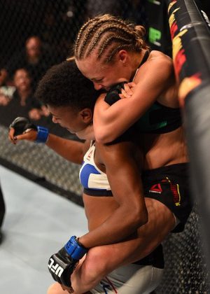 Namajunas encaixou um mata-leão | Foto: UFC/Divulgação