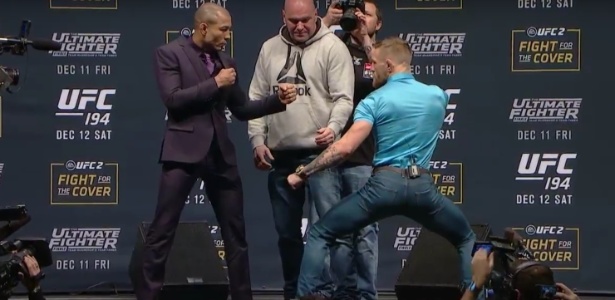 McGregor fez pose, enquanto José Aldo se manteve sério. Foto: UFC/Divulgação