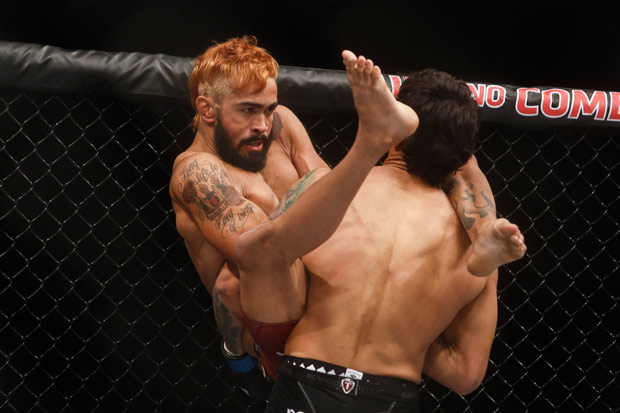 Finalização em grande estilo de Pepey sobre Fili. Foto: UFC/Divulgação