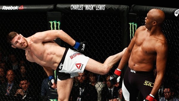 Anderson abusou das fintas e esquivas, mas foi superado. Foto: UFC/Divulgação
