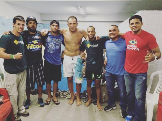 Abraçados ao centro, Cachorrão e Michael William com suas equipes em Recife. Foto: Arquivo Pessoal 