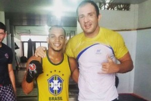 Michael William (esquerda) e Cachorrão são parceiros de treino. Foto: Arquivo Pessoal