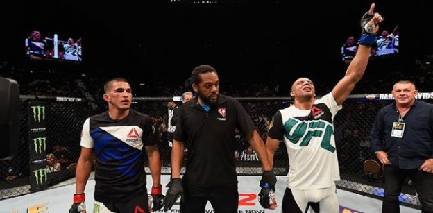 Barboza mostrou a força de seu muay thai. Foto: UFC/Divulgação