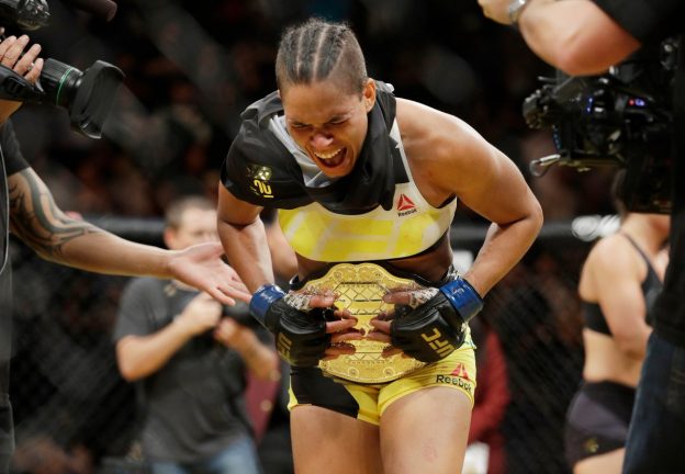 Amanda se emociona após a conquista do título histórico para o Brasil. Foto: UFC/Divulgação