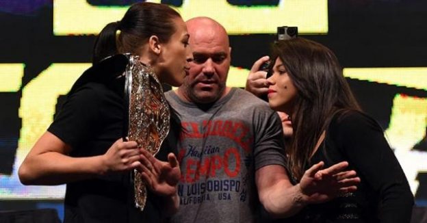 Claudinha (direita) luta hoje pelo cinturão dos pesos-palhas. Foto: UFC/Divulgação
