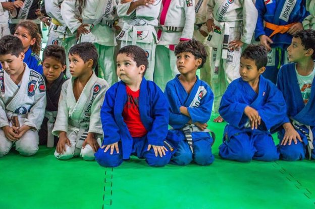 Criançada treinou jiu-jitsu, mas também brincou bastante. Foto: Divulgação