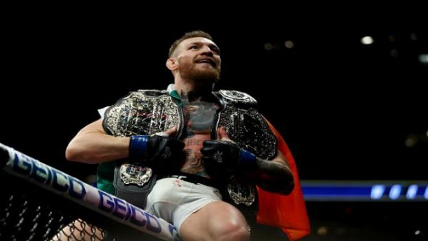 Conor celebrando a conquista de seu segundo cinturão. Foto: UFC/Divulgação