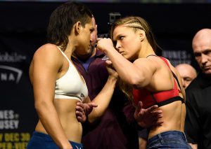 Amanda Nunes e Ronda Rousey disputam cinturão dos pesos-galos. Foto: Josh Hedges/Zuffa LLC/Zuffa LLC via Getty Images)