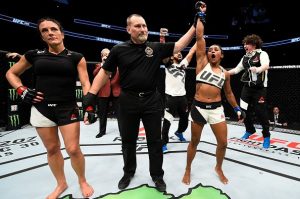 Sucuri vibrou bastante com o resultado da luta. Foto: UFC/Divulgação