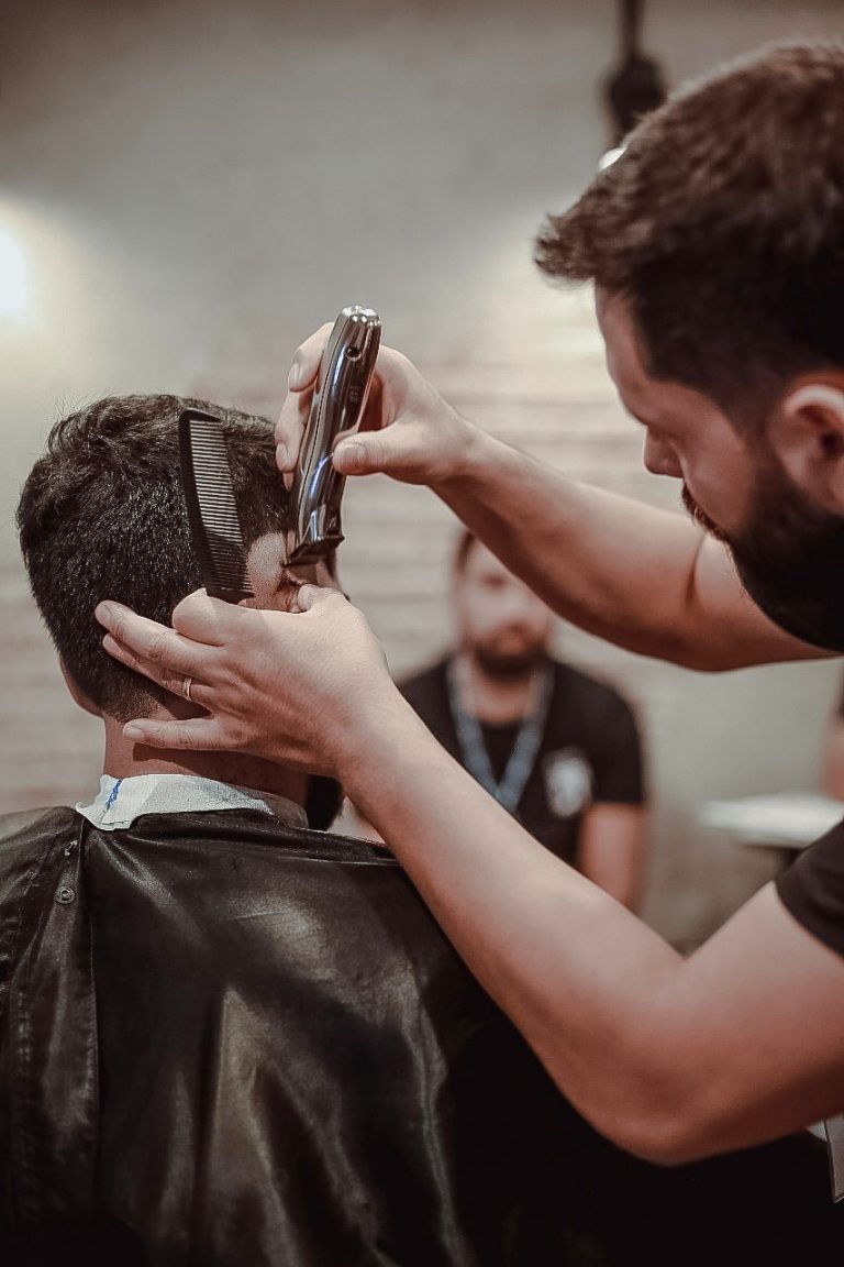 Sr. Barbeiro Oferece Cursos Para Inciantes em Barbearia – Homem etc
