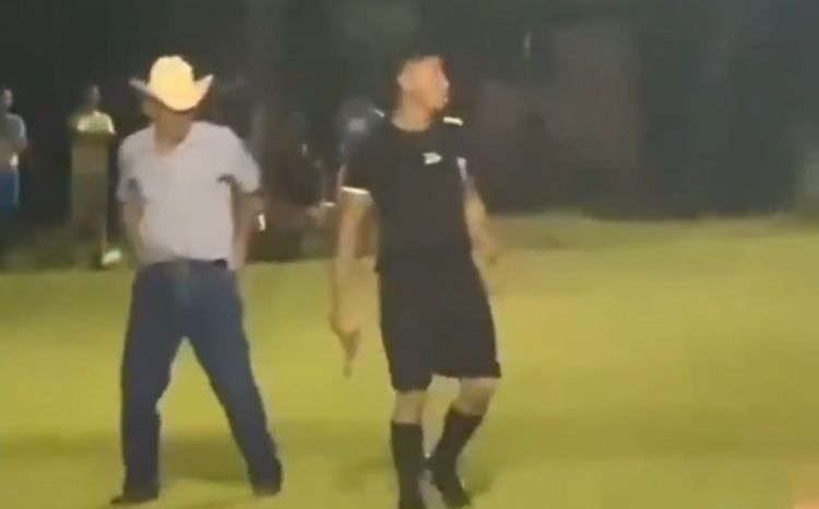 Árbitro saca pistola após jogadores e torcedores reclamarem por pênalti não marcado