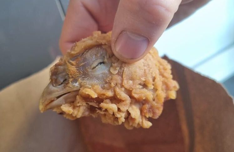 Mulher encontra cabeça de galinha empanada em pedido no KFC no Reino Unido