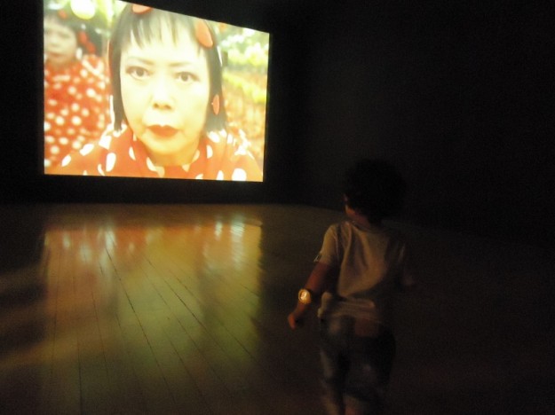 Exposição Yayoi Kusama CCBB aos 2 anos