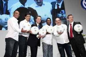 Cafu, Rai, Thomas Schmall (presidente da Volkswagen do Brasil), PelÃ©, Rivellino e Axel Schroeder (diretor de Vendas e Marketing da Volkswagen do Brasil)