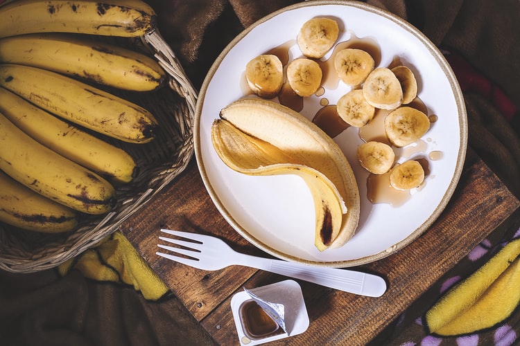 Crédito rural: na imagem, um prato branco com uma banana inteira e uma cortada em pequenas rodelas. O alimento é um dos beneficiados pela portaria do Governo