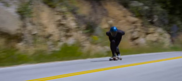 Kyle Wester bate o recorde de velocidade no skate downhill.
