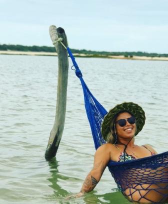 Aline Adisaka curtindo o dia na Lagoa do Paraíso, em Jeri. 
