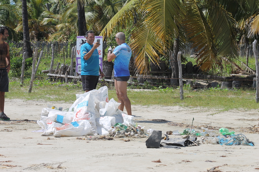 Ação de limpeza da praia/ Limpando o mundo. 