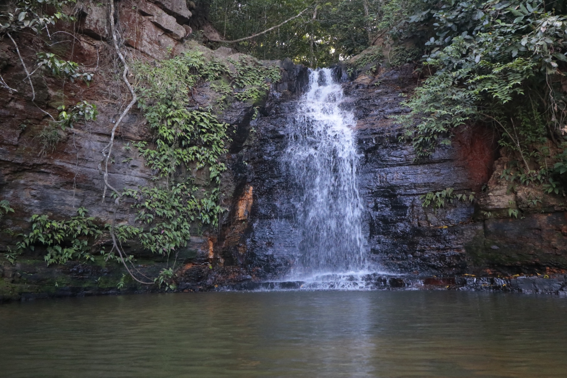 Uma pequena cachoeira