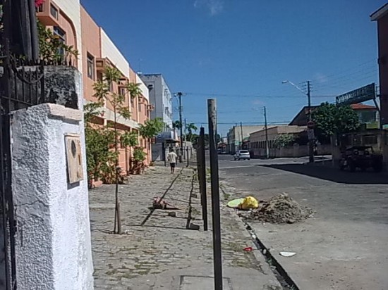 Prédio apropriou-se da calçada, na rua João Sorongo. Veja como a cerca está desalinha em relação ao muro da casa vizinha