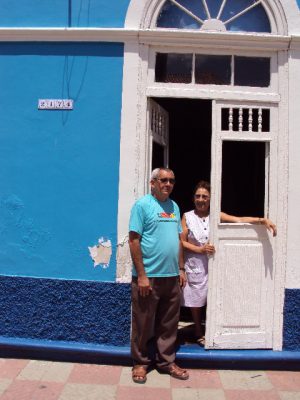 O historiador Altino Afonso e Dona Socorro, a guardiã da casa de 42 portas e 24 cômodos