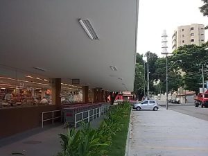 Como se pode ver nesta foto, tirada hoje, o supermercado...