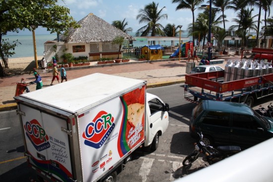 Dois caminhões impedem o trânsito em uma das faixas da av. Beira Mar