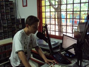 Rodrigo apresenta programa na rádio da Fundação Casa Grande