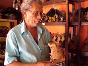 Espedito Seleiro mostra sandália cujo modelo foi criado por lampião