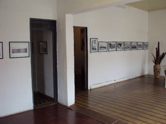 Sala da frente da casa, com fotografias do massacre de Canudos e outras mais recentes sobre o tema