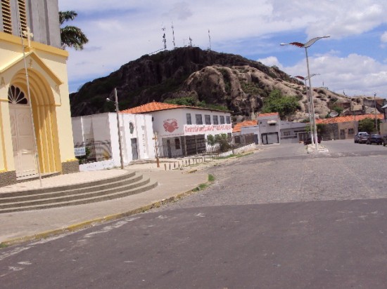 A Pedra do Cruzeiro, vista a partir da Igreja Matriz