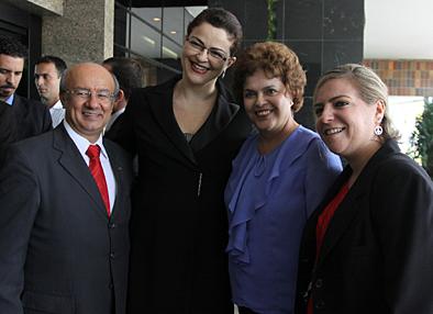 A partir da esquerda: o deputado federal José Pimentel (PT), Luciana Dummar (presidente do Grupo de Comunicação O POVO) e Luizianne Lins (PT), prefeita de Fortaleza. Foto de Evilázio Bezerra