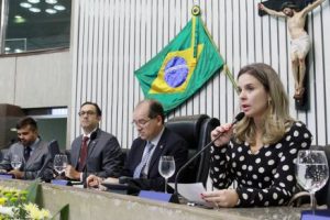 Defensora-geral do Estado, Mariana Lobo diz que reivindicações da categoria já estão previstas em lei federal (Foto: Divulgação/AL-CE)