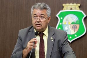 Segundo Tomaz Holanda, modelo atual do Estado virou uma "escola para bandidos" (Foto: Máximo Moura/AL-CE)