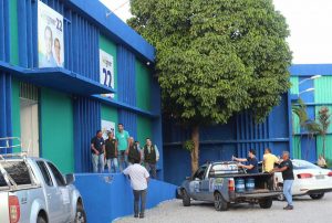 Foram apreendidas diversas caixas de material do candidato (Foto: Whats App)