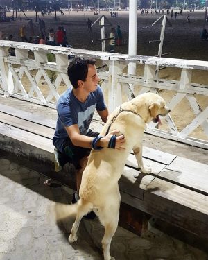 Célio Studart costuma compartilhar, nas suas redes sociais, muitas fotos com o seu cachorro, chamado Tancedo (Foto: Reprodução / Facebook)
