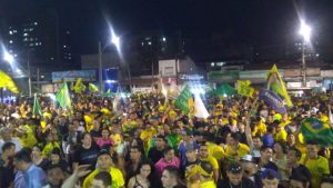 Apoiadores exaltam Bolsonaro e proclamam vitória no comitê da av. Antônio Sales